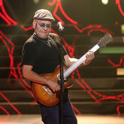 Juan Muñoz interpreta "La casa por el tejado" en 'Tu cara me suena'