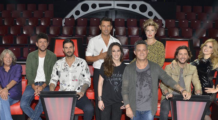Coaches y asesores posan junto a Jesús Vázquez y Tania Llasera en 'La Voz'