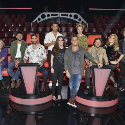 Coaches y asesores posan junto a Jesús Vázquez y Tania Llasera en 'La Voz'