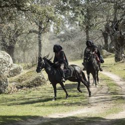 Gonzalo y Sátur galopando por el bosque en el último capítulo de 'Águila Roja'