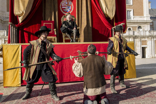 Sátur pidiendo clemencia a Felipe IV en el último capítulo de 'Águila Roja'