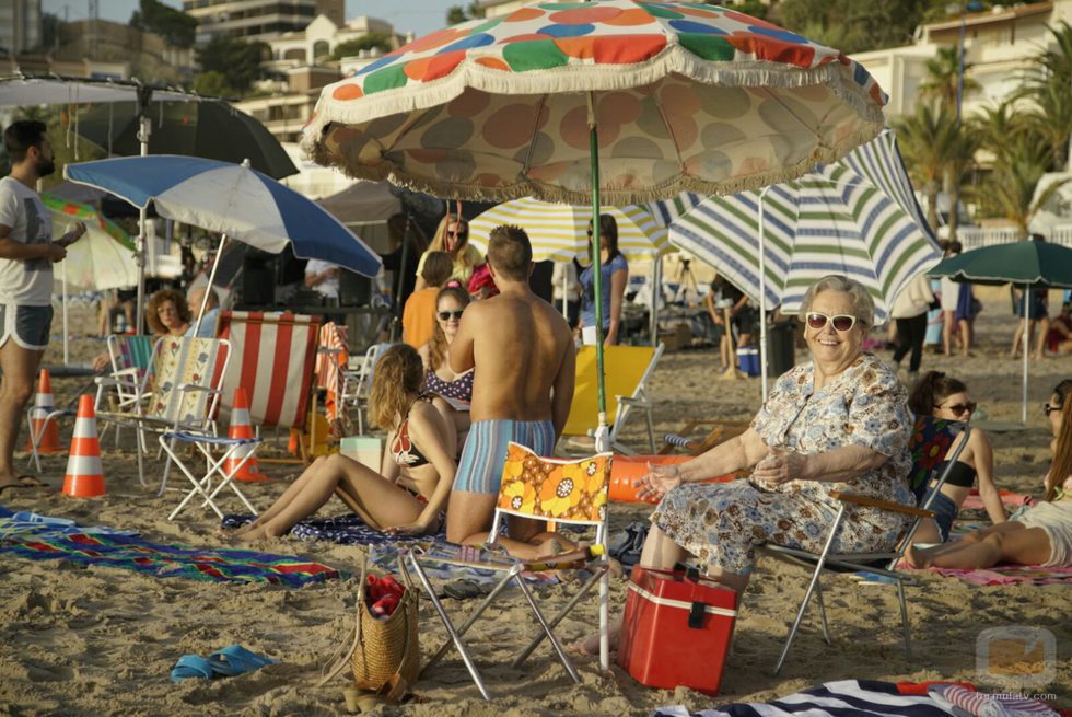 María Galiana sentada en la playa durante el rodaje de 'Cuéntame cómo pasó' en Benidorm
