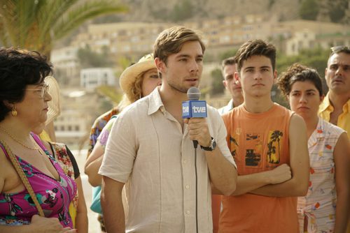 Un ficticio periodista de TVE está informando desde la playa en el rodaje de 'Cuéntame cómo pasó' en Benidorm