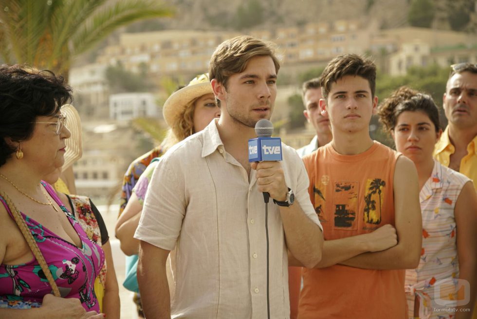 Un ficticio periodista de TVE está informando desde la playa en el rodaje de 'Cuéntame cómo pasó' en Benidorm