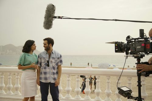 Ricardo Gómez e Irene Visedo en una escena durante el rodaje de 'Cuéntame cómo pasó' en Benidorm