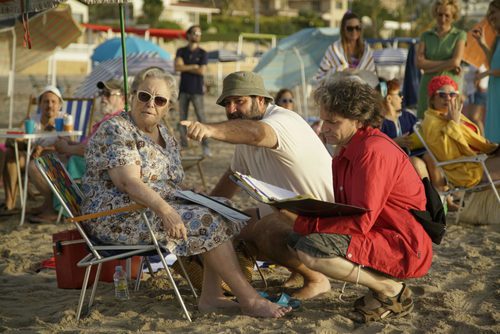 Indicaciones de los técnicos de la serie a María Galiana en el rodaje de 'Cuéntame cómo pasó' en Benidorm