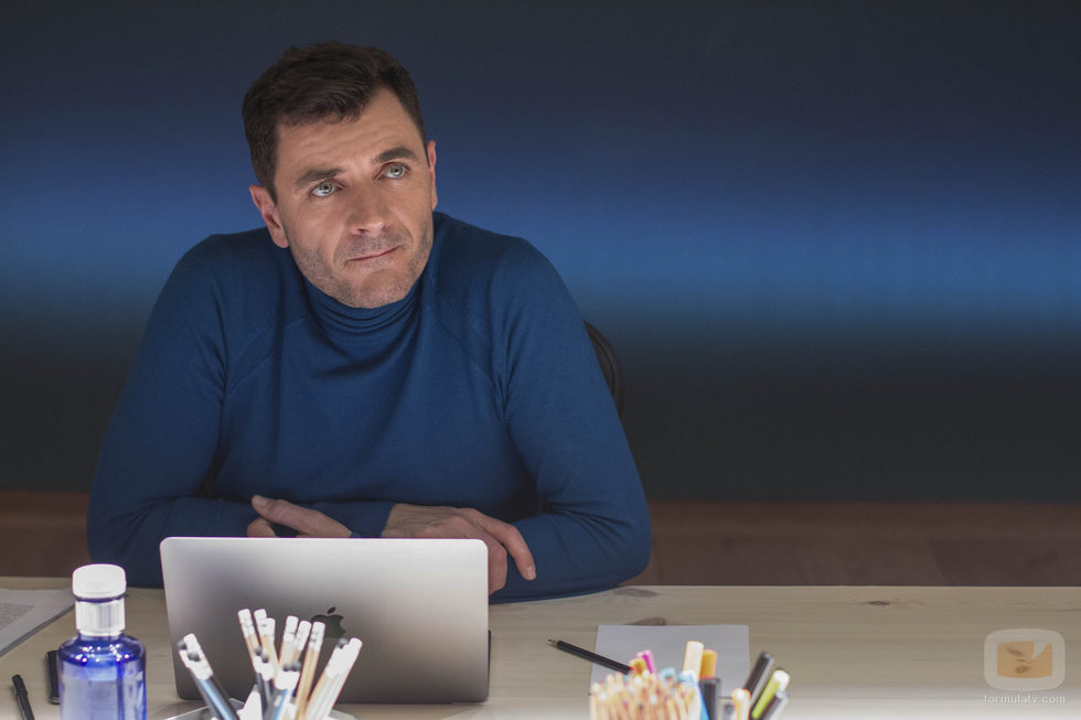 Alex Brendemühl durante la película "7 años"