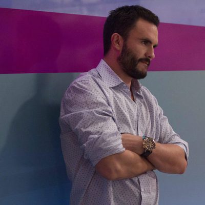 Juan Pablo Raba apoyado en la pared en "7 años"