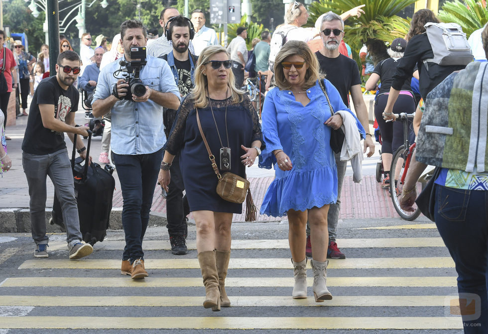 Carmen Borrego y Terelu Campos grabando el reality 'Las Campos' por las calles de Málaga