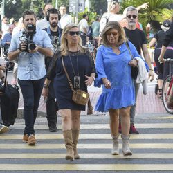 Carmen Borrego y Terelu Campos grabando el reality 'Las Campos' por las calles de Málaga