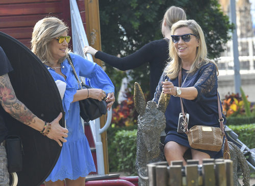 Terelu Campos sentada junto a Carmen Borrego durante la grabación de 'Las Campos'
