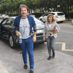Bigote Arrocet junto a María Teresa Campos saliendo de un coche en el rodaje de 'Las Campos'