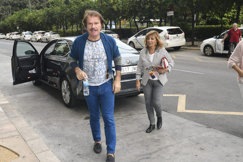 Bigote Arrocet junto a María Teresa Campos saliendo de un coche en el rodaje de 'Las Campos'