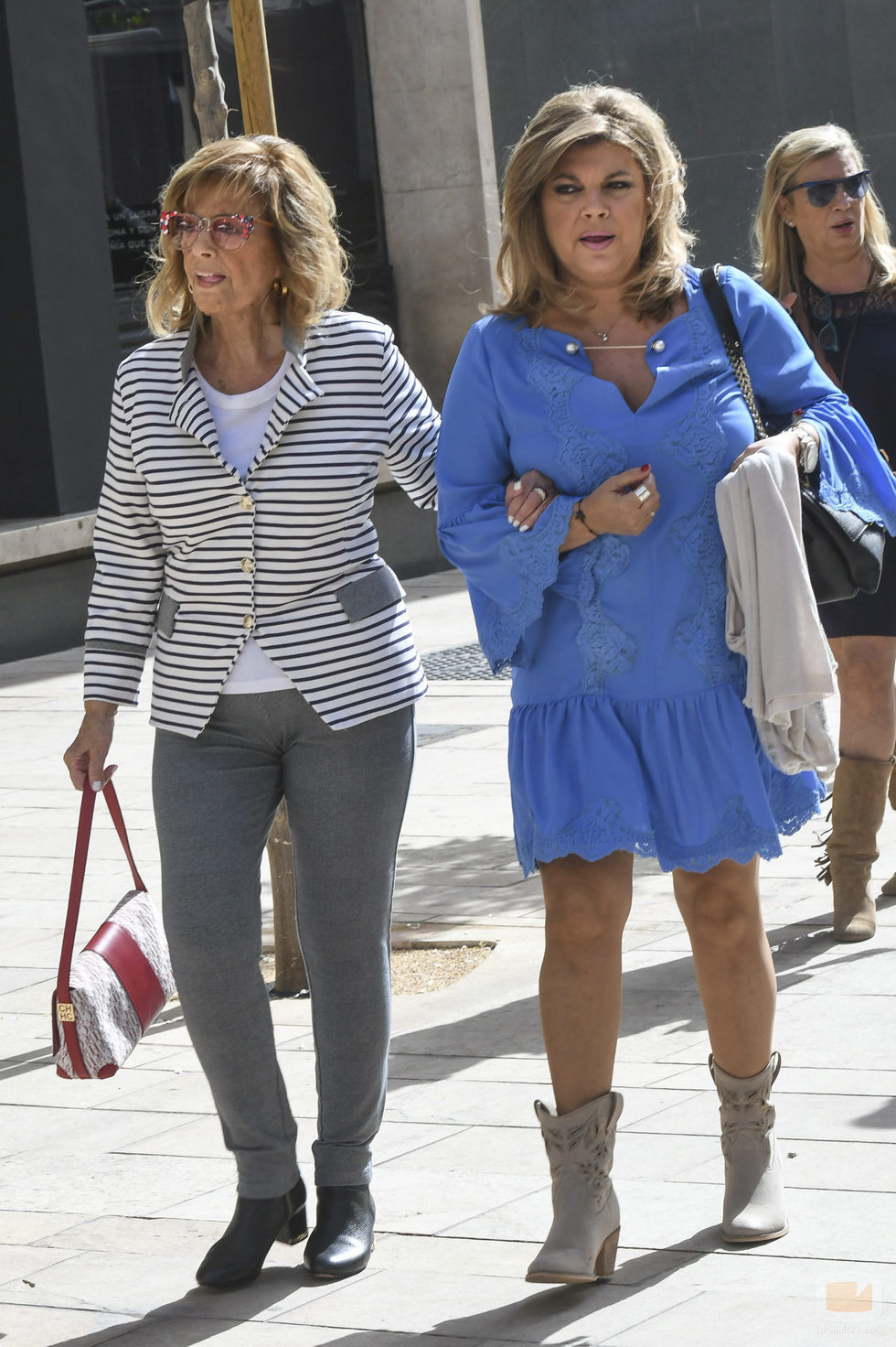 María Teresa Campos agarrada a Terelu mientras caminan en el rodaje de 'Las Campos'