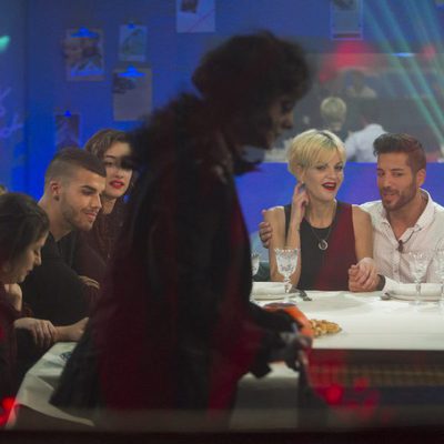 Candelas sirve la cena a sus compañeros en 'Gran Hermano'