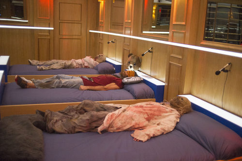 Fernando espera en el Club como un zombie