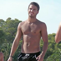 Maxi Iglesias luce torso desnudo en bañador durante sus vacaciones en Ibiza