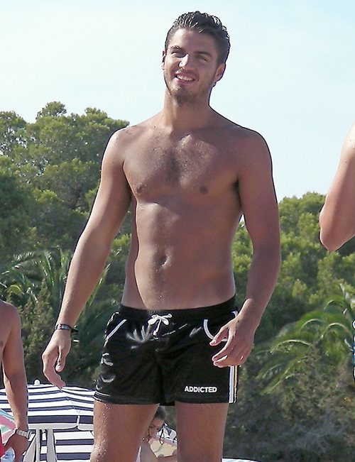 Maxi Iglesias luce torso desnudo en bañador durante sus vacaciones en Ibiza