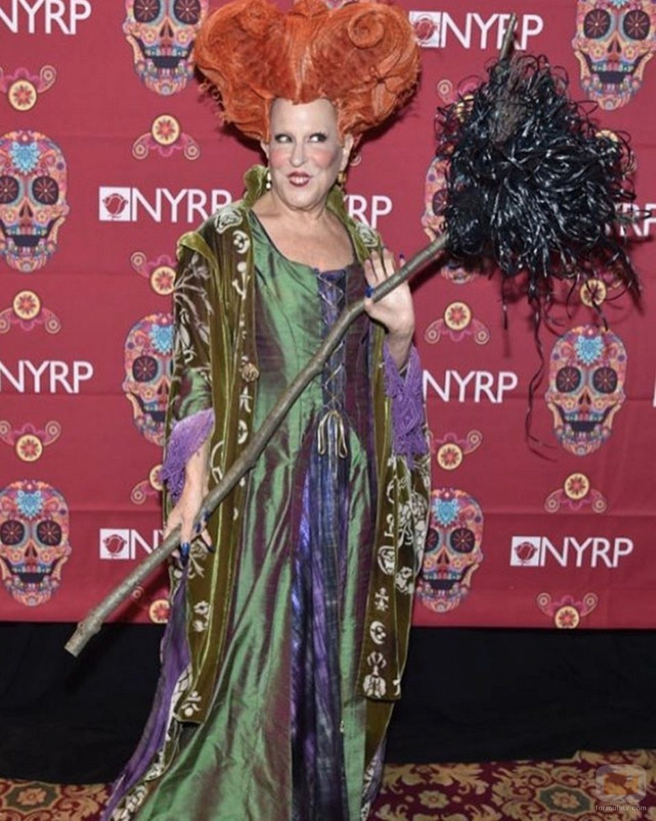 Bette Midler se disfraza de bruja por Halloween 2016