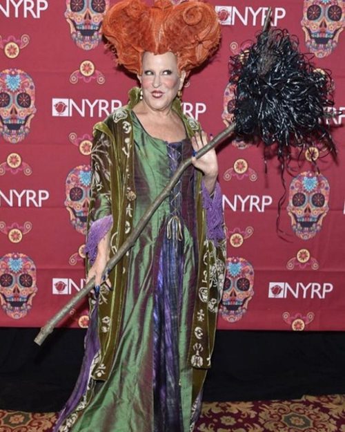 Bette Midler se disfraza de bruja por Halloween 2016
