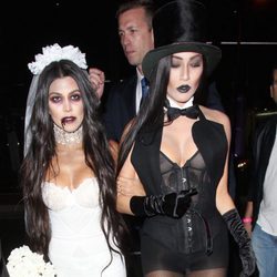 Kourtney Kardashian junto a su amiga disfrazada por Halloween 2016