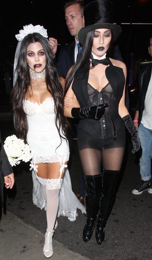 Kourtney Kardashian junto a su amiga disfrazada por Halloween 2016