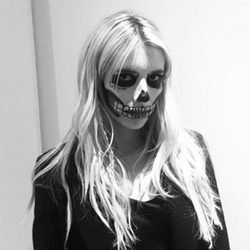 Emma Roberts se disfraza por Halloween 2016