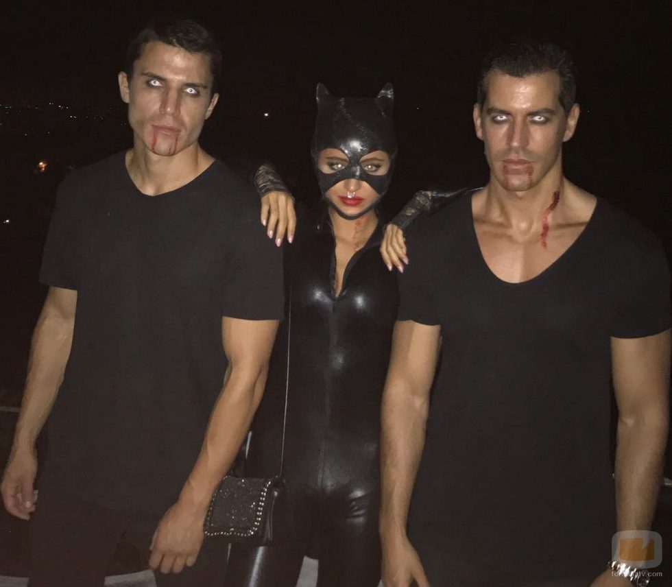 Álex González junto con unos amigos se disfraza por Halloween 2016