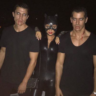 Álex González junto con unos amigos se disfraza por Halloween 2016