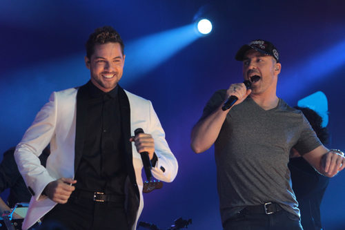 David Bisbal junto a Alejandro Parreño en el concierto de 'OT. El reencuentro'