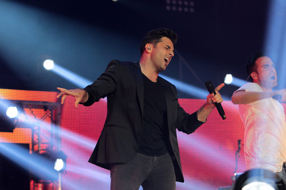 David Bustamante cantando junto a Naím Thomas en el concierto de 'OT. El reencuentro'