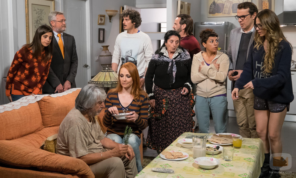 Lola y Javi, junto a algunos vecinos, respaldan a Vicente en 'La que se avecina'