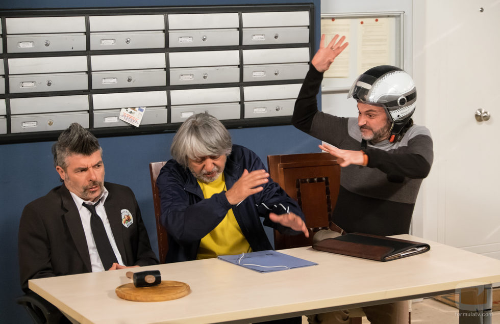 Fermín proporciona un golpe a Vicente en la mesa presidencial de Montepinar en 'La que se avecina'