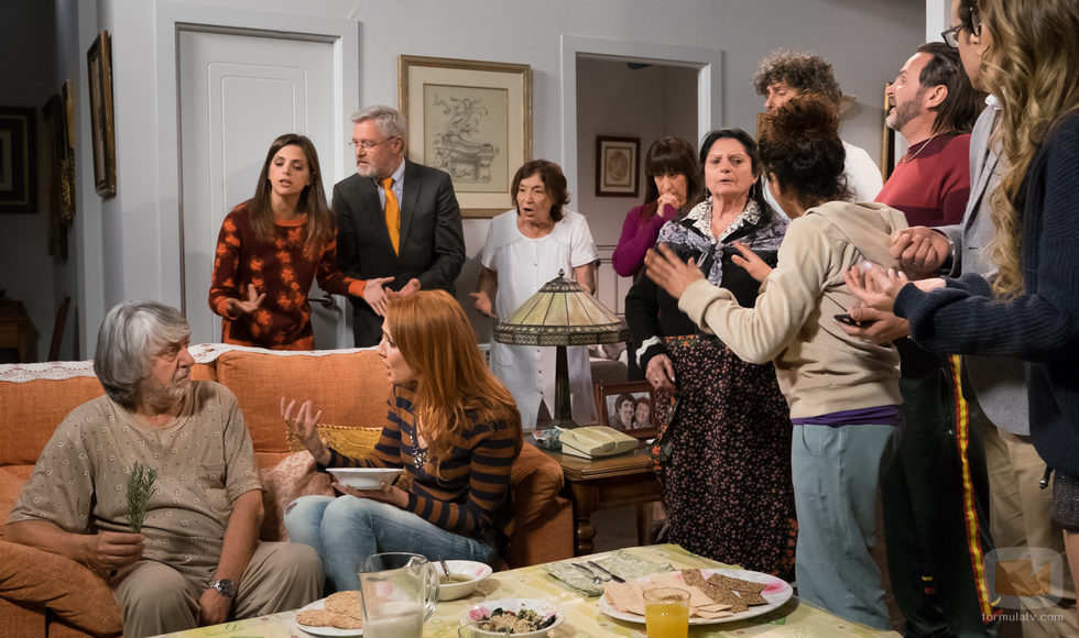 Reunión de vecinos en casa de Vicente y Fermín en 'La que se avecina'