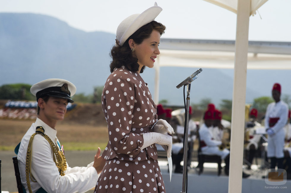 Claire Foy en 'The Crown', dando un discurso como la reina Isabel II