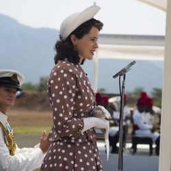 Claire Foy en 'The Crown', dando un discurso como la reina Isabel II