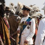 Principe Felipe luciendo condecoraciones en 'The Crown'