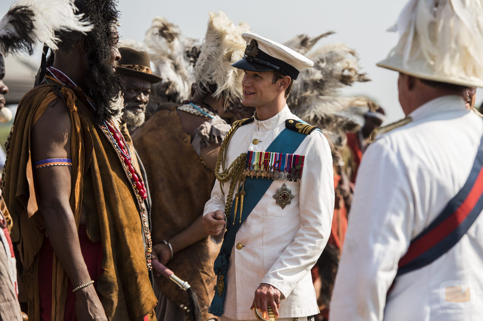 Principe Felipe luciendo condecoraciones en 'The Crown'