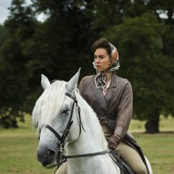 La reina Isabel II en 'The Crown' montando a caballo