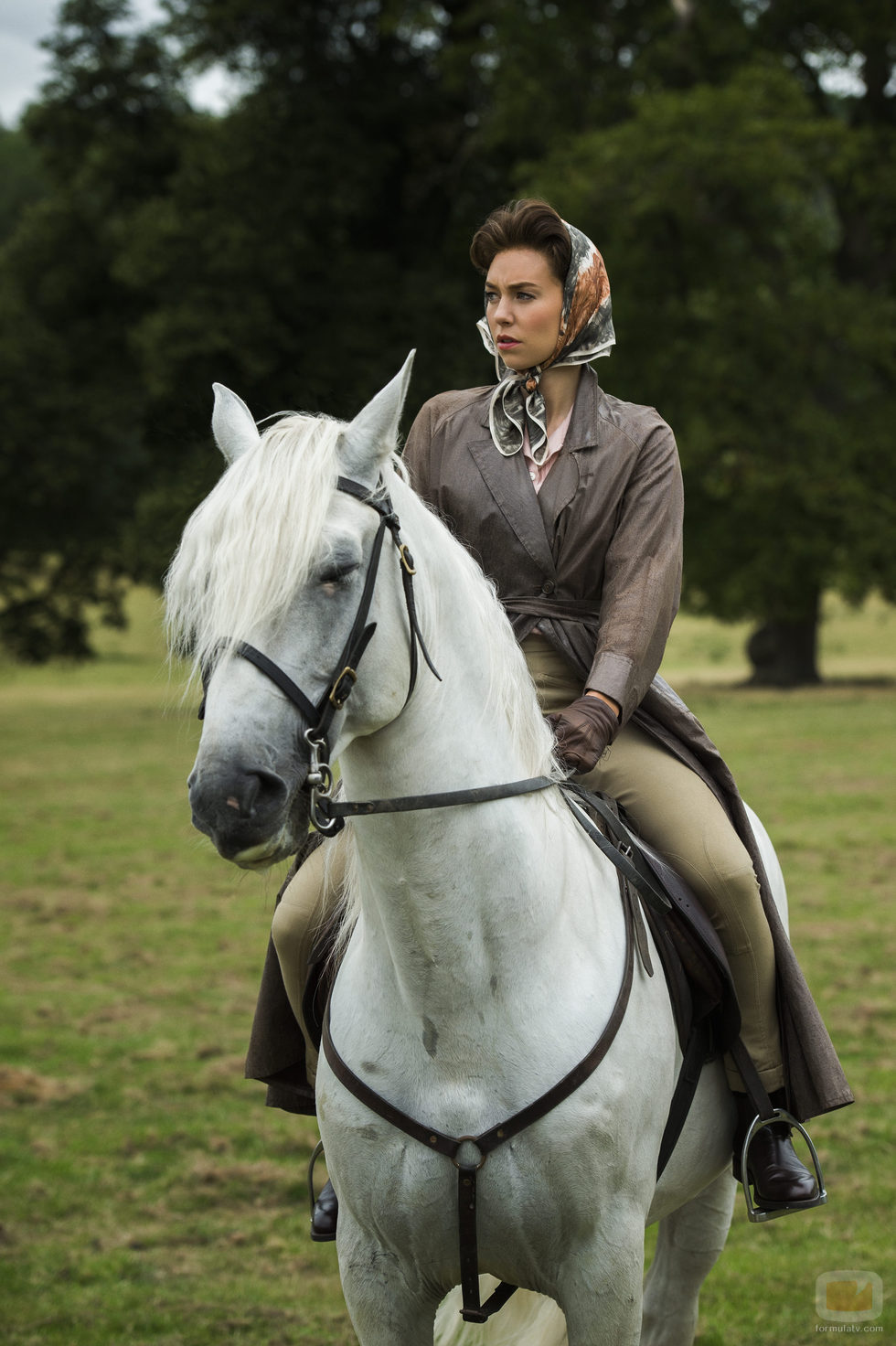La reina Isabel II en 'The Crown' montando a caballo