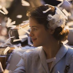 La reina Isabel II, desde el coche, saludando en 'The Crown'