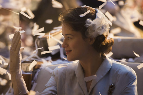 La reina Isabel II, desde el coche, saludando en 'The Crown'