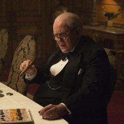 John Lithgow en 'The Crown' fumando un puro