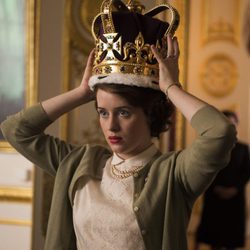 Isabel II, en 'The Crown', probándose la corona