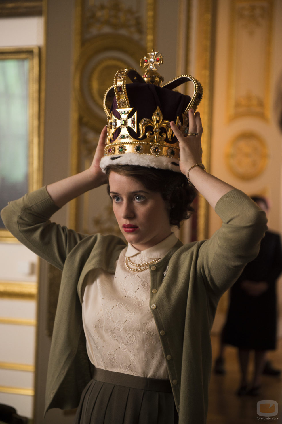 Isabel II, en 'The Crown', probándose la corona