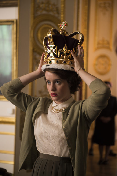 Isabel II, en 'The Crown', probándose la corona
