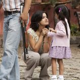 Una entregada Tata Escobar consuela a su hija en 'Narcos'