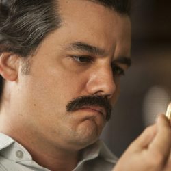 Pablo Escobar contempla una bala con historia en 'Narcos'