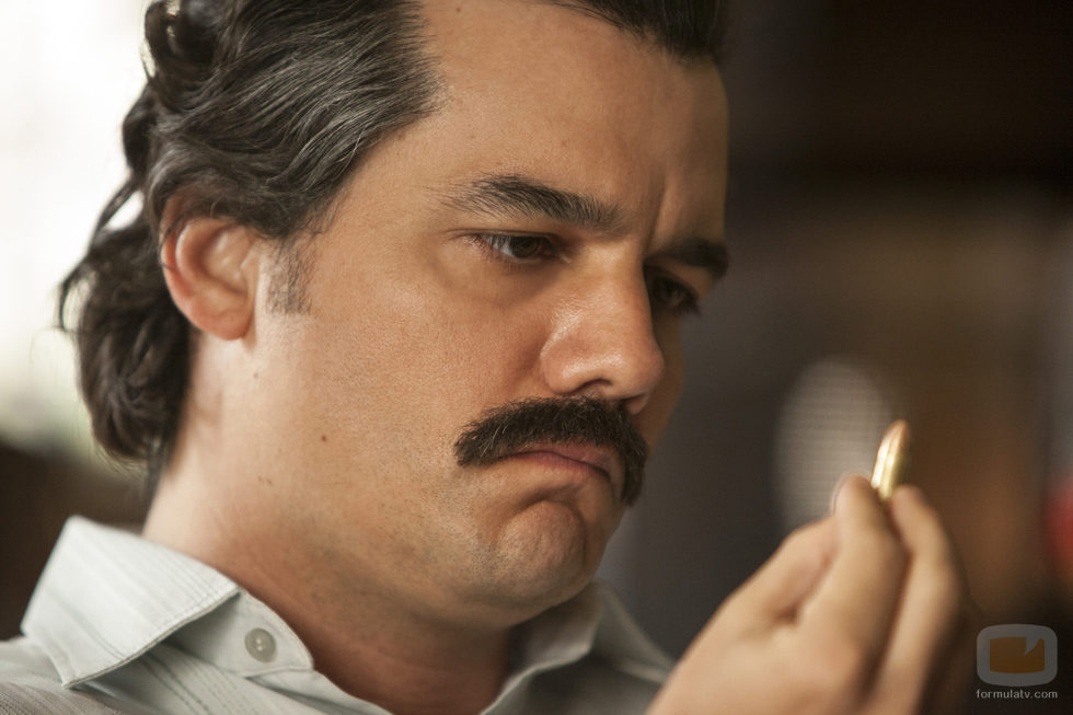 Pablo Escobar contempla una bala con historia en 'Narcos'