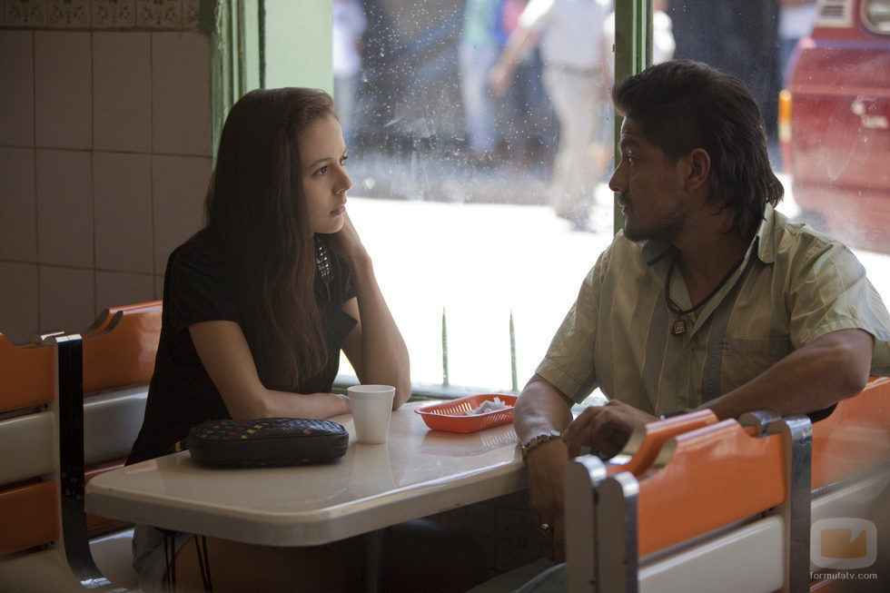 Maritza y Limón conversan en 'Narcos'